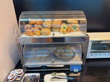 Singapore Airlines Silverkris Lounge Taipei Taoyuan Bread
