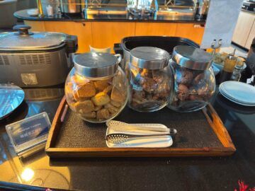 Singapore Airlines Silverkris Lounge Taipei Taoyuan Cookies