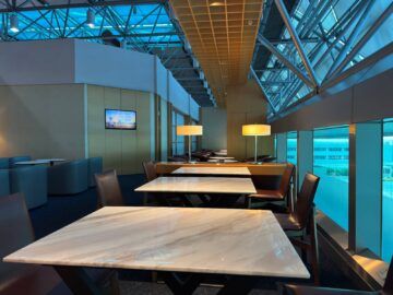Singapore Airlines Silverkris Lounge Taipei Taoyuan Esstische