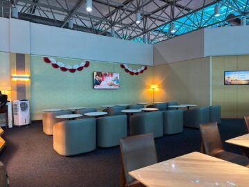 Singapore Airlines Silverkris Lounge Taipei Taoyuan Sessel Fernseher