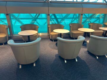 Singapore Airlines Silverkris Lounge Taipei Taoyuan Sitze Fensterfront