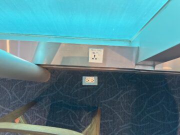 Singapore Airlines Silverkris Lounge Taipei Taoyuan Steckdosen