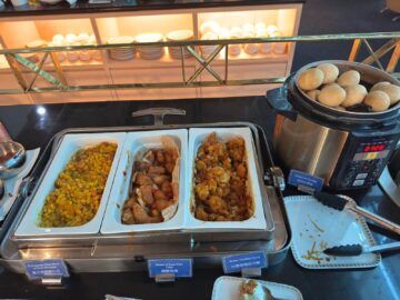 Singapore Airlines Silverkris Lounge Taipei Taoyuan Warme Speisen