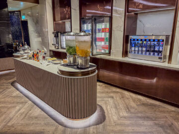 Singapore Airlines Silverkris Business Class Lounge Terminal 3 Singapur Bar Bereich Hinten Drinks