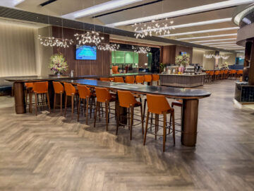Singapore Airlines Silverkris Business Class Lounge Terminal 3 Singapur Bar Sitze