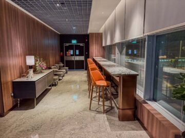 Singapore Airlines Silverkris Business Class Lounge Terminal 3 Singapur Bartisch Sitze Ausssicht Gates