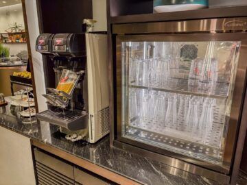 Singapore Airlines Silverkris Business Class Lounge Terminal 3 Singapur Bier Ausschank Automat