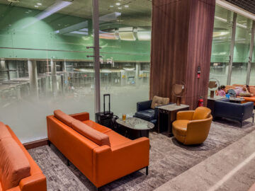 Singapore Airlines Silverkris Business Class Lounge Terminal 3 Singapur Couch Sitzbereich Aussicht Auf Gates