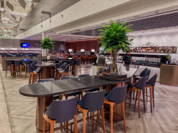 Singapore Airlines Silverkris Business Class Lounge Terminal 3 Singapur Essen Bereich Vorne Bartische