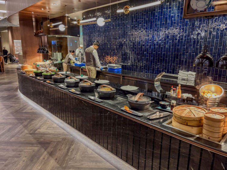 Singapore Airlines Silverkris Business Class Lounge Terminal 3 Singapur Essen Buffet