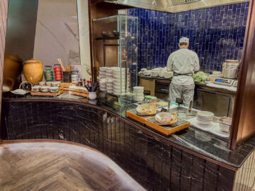 Singapore Airlines Silverkris Business Class Lounge Terminal 3 Singapur Essen Buffet Suppen