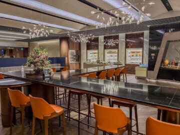 Singapore Airlines Silverkris Business Class Lounge Terminal 3 Singapur Essensbereich Hohe Tische
