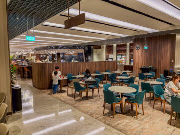 Singapore Airlines Silverkris Business Class Lounge Terminal 3 Singapur Essenstische Hinten