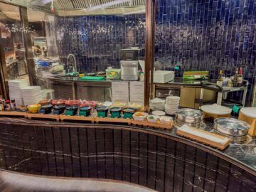 Singapore Airlines Silverkris Business Class Lounge Terminal 3 Singapur Food Station Hinten