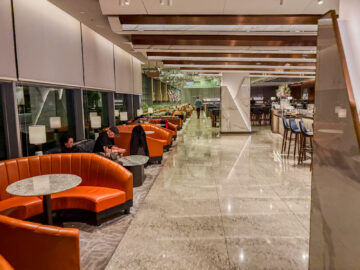 Singapore Airlines Silverkris Business Class Lounge Terminal 3 Singapur Haupt Bar Mit Ausschank Sitze