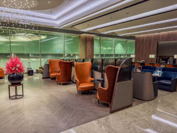Singapore Airlines Silverkris Business Class Lounge Terminal 3 Singapur Sitz Bereich Hinten Mit Gate Aussicht