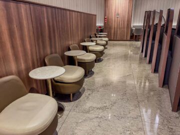 Singapore Airlines Silverkris Business Class Lounge Terminal 3 Singapur Sitze Gang