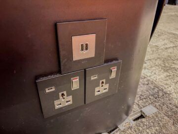 Singapore Airlines Silverkris Business Class Lounge Terminal 3 Singapur Usb Und Universelle Steckdosen