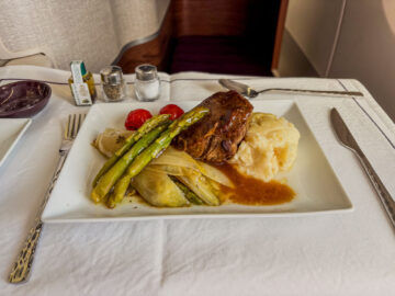 Thai Airways Airbus A350 900 Royal Silk Business Class Essen Hauptgang