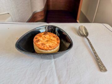 Thai Airways Airbus A350 900 Royal Silk Business Class Essen Nachspeise Kaesekuchen