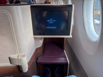 Thai Airways Airbus A350 900 Royal Silk Business Class Fensterplatz Screen Fußablage