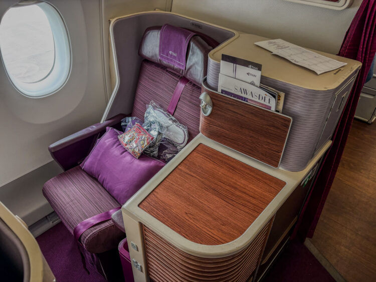 Thai Airways Airbus A350 900 Royal Silk Business Class Sitz Fenster