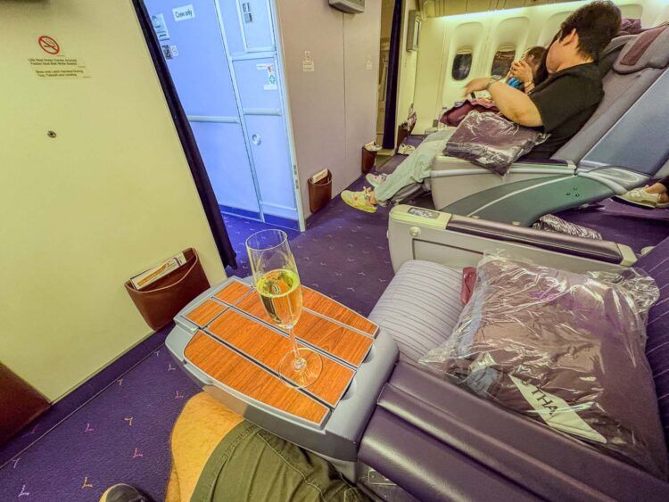 Thai Airways Boeing 777 200 Business Class Fensterplatz Vorne Welcome Drink