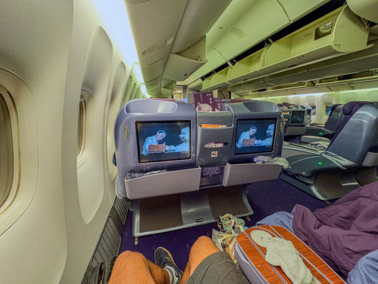 Thai Airways Boeing 777 200 Business Class Fenstersitz Blick I Kabine