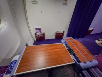 Thai Airways Boeing 777 200 Business Class Tisch