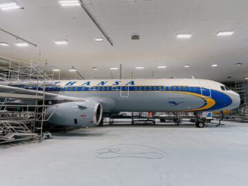 Lufthansa Flugzeug Airbus A321 100 Sonderlackierung Lockheed Super Star Hangar Copyright