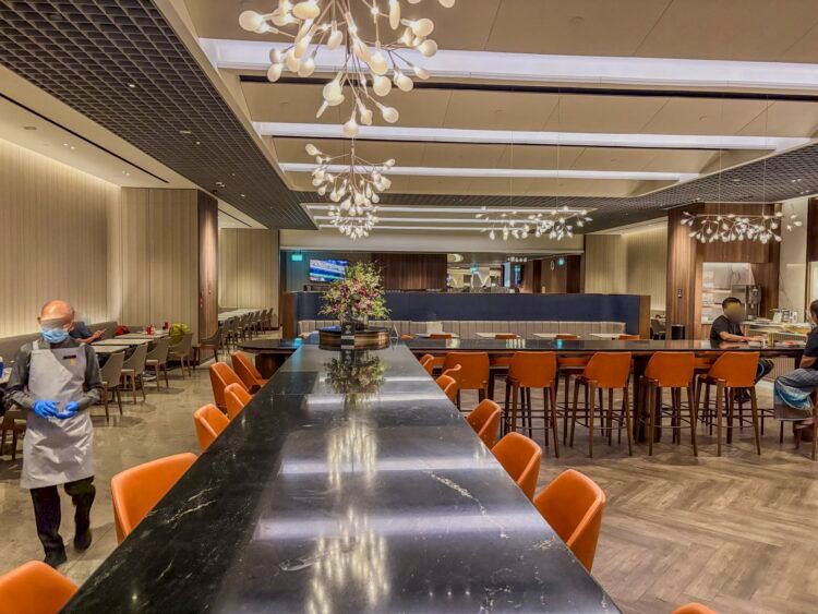 Singapore Airlines Silverkris Business Class Lounge Terminal 3 Singapur Essen Barhocker Sitze Tische