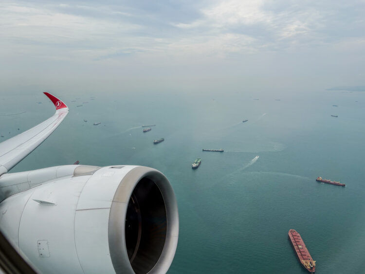 Turkish Airlines Airbus A350 900 Wingview Singapur Schiff Hafen