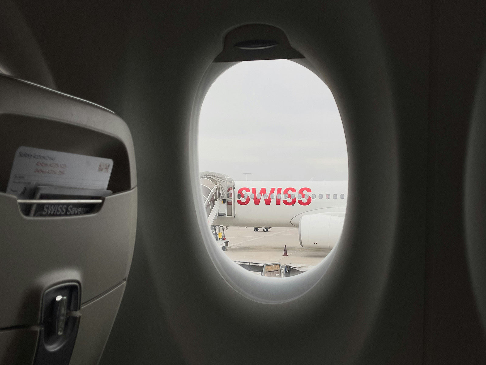 Swiss Flugzeug Fensteraussicht Logo Unsplash