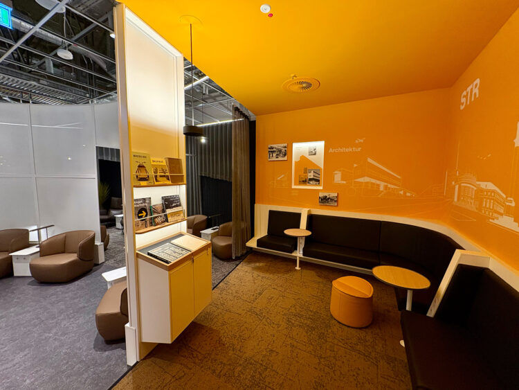 Lufthansa Business Lounge Stuttgart Gelber Raum Kunstdeco Mural