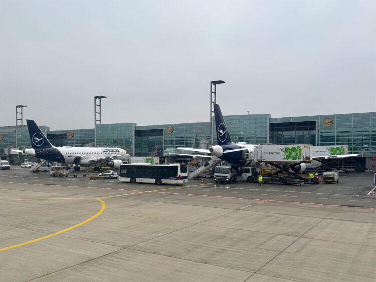 Lufthansa Flugzeug Airbus A320 Frankfurt Airport Flughafen Parkposition