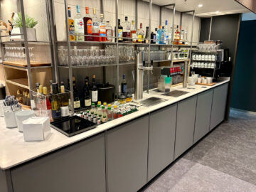 Lufthansa Senator Lounge Stuttgart Getraenke Drinks Buffet