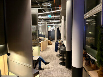 Lufthansa Senator Lounge Stuttgart Sitzebanken Tische