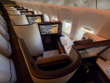 Cathay Pacific Boeing 777 300 Aria Suite Business Class Kabine Sitze Fenster