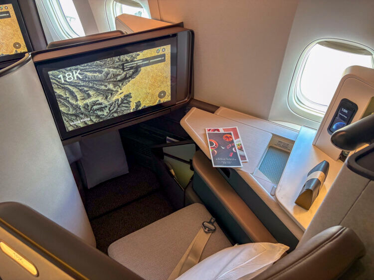 Cathay Pacific Boeing 777 300 Aria Suite Business Class Sitz 18k Hinten Ansicht