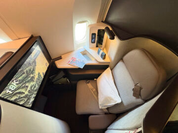 Cathay Pacific Boeing 777 300 Aria Suite Business Class Sitz Fenster