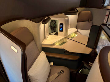 Cathay Pacific Boeing 777 300 Aria Suite Business Class Sitze Gang Mitte