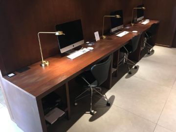 cathaypacific business class lounge londonheathrow arbeitsbereich