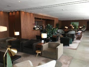 cathaypacific business class lounge londonheathrow bar sitzbereich