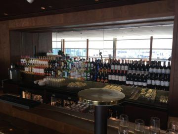 cathaypacific business class lounge londonheathrow cocktailbar