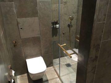 cathaypacific business class lounge londonheathrow dusche