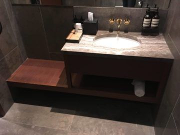 cathaypacific business class lounge londonheathrow dusche2
