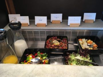 cathaypacific business class lounge londonheathrow salat