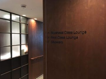 cathaypacific business class lounge londonheathrow wegweiser