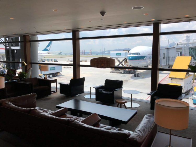 cathaypacific business class lounge the pier hongkong blick rollfeld