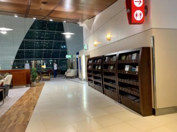 emirates first class lounge dubai concourse b zeitschriften